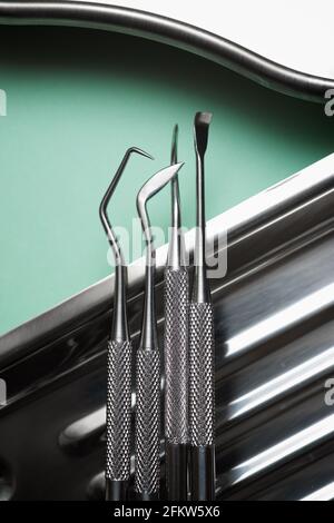 Instrumente, die in der Zahnarztpraxis verwendet auf einem Metallauflagefach aus. Stockfoto