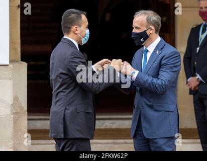 Außenminister Dominic Raab begrüßt den italienischen Außenminister Luigi Di Maio im Lancaster House, London, im Vorfeld der bilateralen Gespräche auf dem G7-Treffen der Außen- und Entwicklungsminister. Bilddatum: Dienstag, 4. Mai 2021. Stockfoto