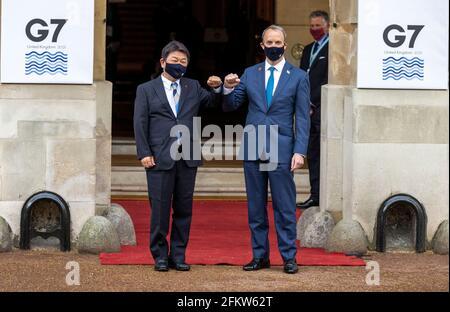 Außenminister Dominic Raab begrüßt den japanischen Außenminister Motegi Toshimitsu im Lancaster House, London, im Vorfeld der bilateralen Gespräche auf dem G7-Treffen der Außen- und Entwicklungsminister. Bilddatum: Dienstag, 4. Mai 2021. Stockfoto