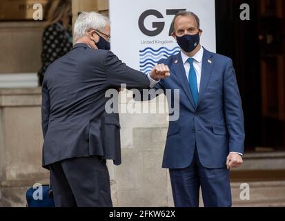 Außenminister Dominic Raab begrüßt den kanadischen Außenminister Marc Garneau im Lancaster House, London, im Vorfeld der bilateralen Gespräche auf dem G7-Treffen der Außen- und Entwicklungsminister. Bilddatum: Dienstag, 4. Mai 2021. Stockfoto