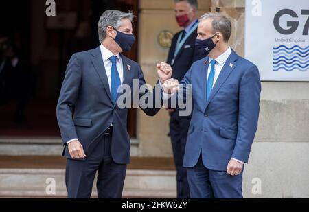 Außenminister Dominic Raab begrüßt US-Außenminister Antony Blinken im Lancaster House, London, im Vorfeld der bilateralen Gespräche auf dem G7-Treffen der Außen- und Entwicklungsminister. Bilddatum: Dienstag, 4. Mai 2021. Stockfoto