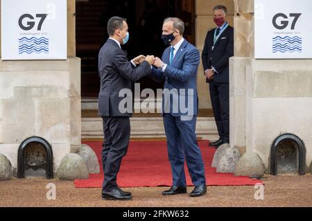 Außenminister Dominic Raab begrüßt den italienischen Außenminister Luigi Di Maio im Lancaster House, London, im Vorfeld der bilateralen Gespräche auf dem G7-Treffen der Außen- und Entwicklungsminister. Bilddatum: Dienstag, 4. Mai 2021. Stockfoto