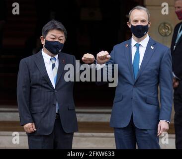 Außenminister Dominic Raab begrüßt den japanischen Außenminister Motegi Toshimitsu im Lancaster House, London, im Vorfeld der bilateralen Gespräche auf dem G7-Treffen der Außen- und Entwicklungsminister. Bilddatum: Dienstag, 4. Mai 2021. Stockfoto