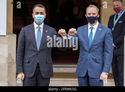 Außenminister Dominic Raab begrüßt den italienischen Außenminister Luigi Di Maio im Lancaster House, London, im Vorfeld der bilateralen Gespräche auf dem G7-Treffen der Außen- und Entwicklungsminister. Bilddatum: Dienstag, 4. Mai 2021. Stockfoto