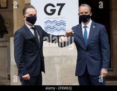 Außenminister Dominic Raab begrüßt den deutschen Außenminister Heiko Maas im Lancaster House, London, im Vorfeld der bilateralen Gespräche auf dem G7-Treffen der Außen- und Entwicklungsminister. Bilddatum: Dienstag, 4. Mai 2021. Stockfoto