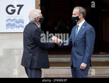 Außenminister Dominic Raab begrüßt die hohe Vertreterin der Europäischen Union für auswärtige Angelegenheiten, Josep Borrell, im Lancaster House, London, im Vorfeld der bilateralen Gespräche auf dem G7-Treffen der Außen- und Entwicklungsminister. Bilddatum: Dienstag, 4. Mai 2021. Stockfoto