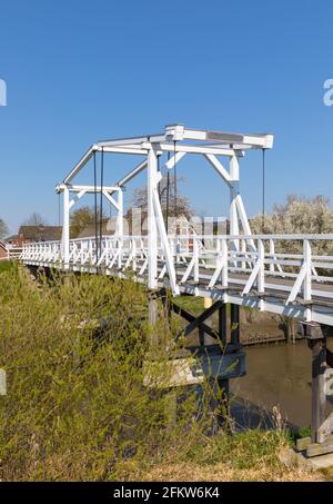 Hölzerne Zugbrücke über den Fluss Lühe in der Region Altes Land Niedersachsen Stockfoto