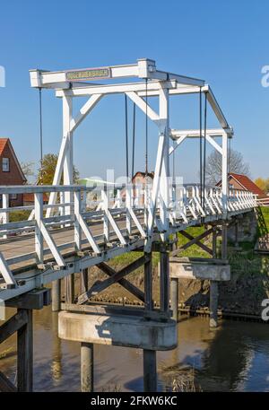 Hölzerne holländische Zugbrücke über die Lühe im Alten Land in Niedersachsen, Deutschland Stockfoto