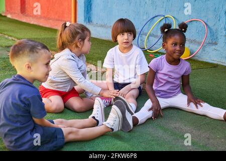 Gruppe von Kindern, die Stretching-Übungen in der Sportklasse machen In der Vorschule oder im Kindergarten Stockfoto