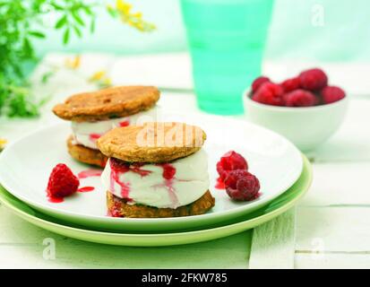 Blätterteiggebäck mit Eis und Himbeeren Stockfoto