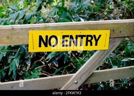 Gelbes No-Entry-Schild am hölzernen 5 Bar-Tor, norfolk, england Stockfoto