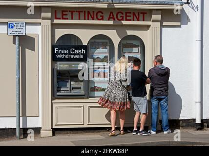 Vermietungsagent und Geldautomat, England Großbritannien Stockfoto