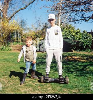 Zwölfjähriger Junge auf einem Hoverboard, Medstead, Hampshire, England, Vereinigtes Königreich. Stockfoto