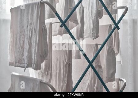 Nahaufnahme von White Laundry, der auf einem Wäschereiflieger hängt Stockfoto
