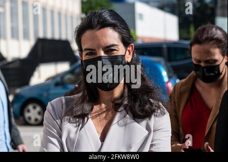 Madrid, Spanien. Mai 2021. Der rechtsextreme VOX-Parteikandidat Rocio Monasterio kommt in ein Wahllokal, um an den Regionalwahlen in Madrid teilzunehmen. Quelle: Marcos del Mazo/Alamy Live News Stockfoto