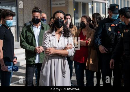 Madrid, Spanien. Mai 2021. Der rechtsextreme VOX-Parteikandidat Rocio Monasterio kommt in ein Wahllokal, um an den Regionalwahlen in Madrid teilzunehmen. Quelle: Marcos del Mazo/Alamy Live News Stockfoto