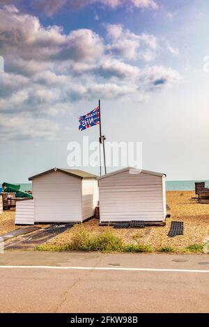 Fischerhütten mit der NHS-Flagge am Strand von Deal, Kent, Großbritannien Stockfoto