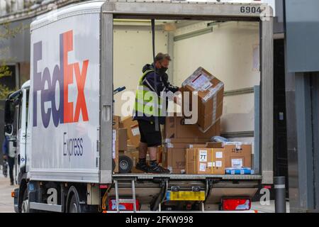 FedEx Paketzusteller in Preston, Lancashire; Mai 2021 UK Wetter; FedEx Store-Lieferungen im Stadtzentrum, da Geschäfte den Vorrat an Feiertagen auffüllen Credit; ZarkePics/AlamyLiveNews Stockfoto