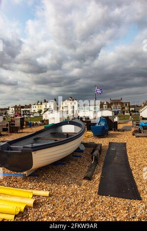 Fischerhütten mit der NHS-Flagge am Strand von Deal, Kent, Großbritannien Stockfoto