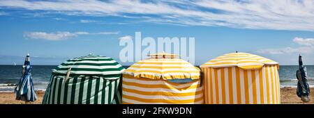 Sonnenschirme, Deauville, Normandie, Frankreich. Panorama Sommer Hintergrund. Stockfoto