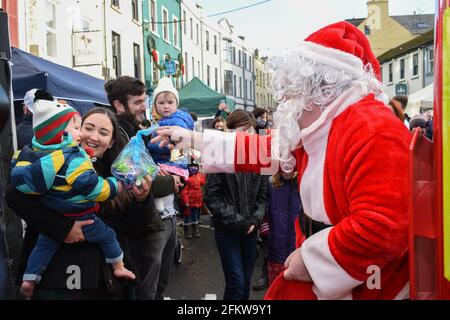 Viele Einheimische versammelten sich auf dem Weihnachtsmarkt in Bantry, um den Weihnachtsmann zu treffen. Bantry, Co Cork. Irland. Stockfoto