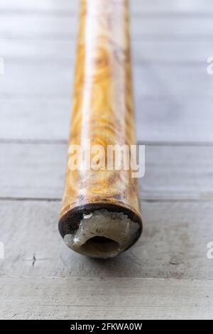 Didgeridoo Silikon Mund Nahaufnahme. Traditionelles australisches Musikinstrument aus Holz, verziert mit abstraktem Muster Stockfoto