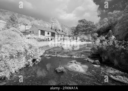 Mai 2021 - 720nm Infrarot - das Schwert im Stein im Fluss Yeo am Fuße der Schlucht in Cheddar, Somerset, England, Großbritannien. Stockfoto