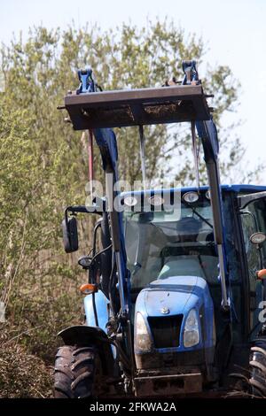 Mai 2021 - Blauer Traktor Nahaufnahme und Detail von Die Vorderseite Stockfoto