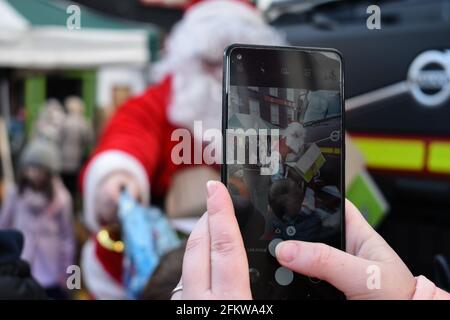 Viele Einheimische versammelten sich auf dem Weihnachtsmarkt in Bantry, um den Weihnachtsmann zu treffen. Bantry, Co Cork. Irland. Stockfoto