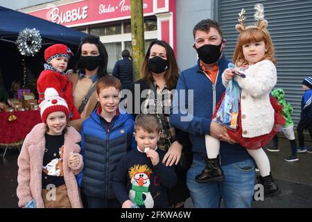 Viele Einheimische versammelten sich auf dem Weihnachtsmarkt in Bantry, um den Weihnachtsmann zu treffen. Bantry, Co Cork. Irland. Stockfoto