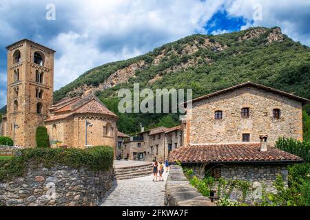 Beget Dorf im Naturpark La Garrotxa Provinz Girona Pyrenäen Katalonien Spanien. Romanische Kirche von Sant Cristofol s XII beget Stockfoto