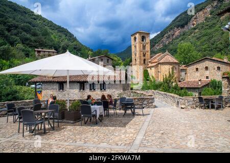 Beget Dorf im Naturpark La Garrotxa Provinz Girona Pyrenäen Katalonien Spanien. Romanische Kirche von Sant Cristofol s XII beget Stockfoto