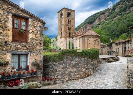Beget Dorf im Naturpark La Garrotxa Provinz Girona Pyrenäen Katalonien Spanien. Romanische Kirche von Sant Cristofol s XII beget Stockfoto