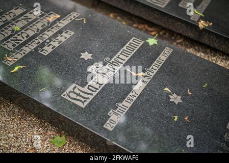 Berlin. Deutschland. Grab des deutschen jüdischen Malers Max Liebermann (1847-1935) auf dem jüdischen Friedhof in der Schönhauser Allee, Prenzlauer Berg. Stockfoto