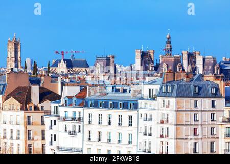 Wohnhäuser der Ile Saint Louis in Paris. Wohnviertel in der Innenstadt von Paris. Typisch französische Architektur mit Dachböden Stockfoto