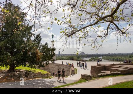 Belgrad, Serbien - 2. Mai 2021: Festung Kalemegdan und die Siegerstatue. Blick über das Hochplateau der Festung Kalemegdan in Belgrad im Frühling Stockfoto
