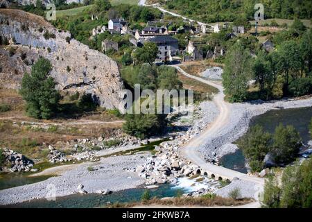 Janovas, aufgegeben Dorf am Ufer des Flusses Ara Fertigstellung eines Bewässerungssees Boltana Region Aragon Spanien. Die leeren Ruinen der Häuser i Stockfoto