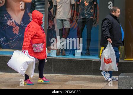 Preston; Lancashire. 4. Mai 2021; UK Wetter; Anoraks wasserdichte Jacken und Regenmäntel sind an einem kalten, nassen und windigen Tag im Stadtzentrum an der Tagesordnung. Kredit; MediaWorldImages/AlamyLiveNews. Stockfoto