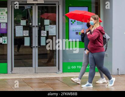 Preston; Lancashire. 4. Mai 2021; UK Wetter; Anoraks wasserdichte Jacken und Regenmäntel sind an einem kalten, nassen und windigen Tag im Stadtzentrum an der Tagesordnung. Kredit; MediaWorldImages/AlamyLiveNews. Stockfoto