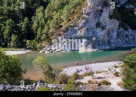 Baden im Fluss Ara in der Nähe von Janovas, aufgegeben Dorf am Ufer des Flusses Ara Fertigstellung eines Bewässerungssees Boltana Region Aragon Spanien. Stockfoto