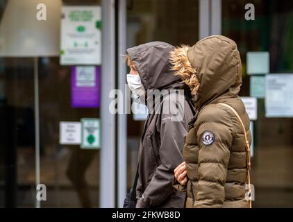 Preston; Lancashire. 4. Mai 2021; UK Wetter; Anoraks wasserdichte Jacken und Regenmäntel sind an einem kalten, nassen und windigen Tag im Stadtzentrum an der Tagesordnung. Kredit; MediaWorldImages/AlamyLiveNews. Stockfoto