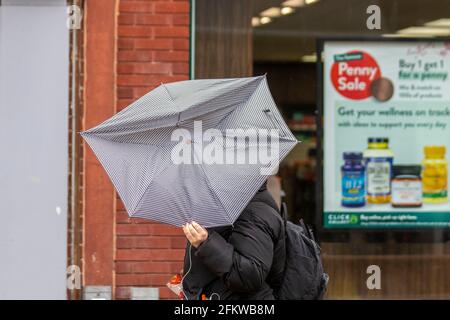 Zerbrochener Regenschirm im Regen in Preston; Lancashire. 4. Mai 2021; UK Wetter; Anoraks wasserdichte Jacken und Regenmäntel sind an einem kalten, nassen und windigen Tag im Stadtzentrum an der Tagesordnung. Kredit; MediaWorldImages/AlamyLiveNews. Stockfoto