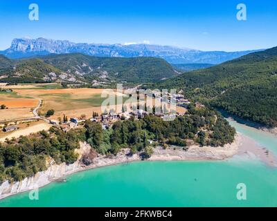 Gerbe Dorf und Mediano Sumpf in der Nähe von Ainsa. Blick auf die Region Sobrarbe Aragon und Peña Montañesa und das Monte Perdido-Massiv vom Mediano-Stausee Stockfoto