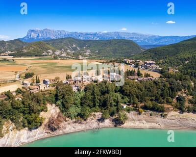 Gerbe Dorf und Mediano Sumpf in der Nähe von Ainsa. Blick auf die Region Sobrarbe Aragon und Peña Montañesa und das Monte Perdido-Massiv vom Mediano-Stausee Stockfoto