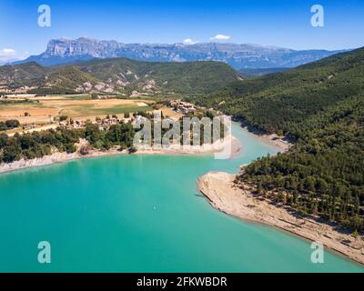 Gerbe Dorf und Mediano Sumpf in der Nähe von Ainsa. Blick auf die Region Sobrarbe Aragon und Peña Montañesa und das Monte Perdido-Massiv vom Mediano-Stausee Stockfoto