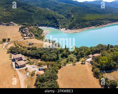 Gerbe Dorf und Mediano Sumpf in der Nähe von Ainsa. Blick auf die Region Sobrarbe Aragon und Peña Montañesa und das Monte Perdido-Massiv vom Mediano-Stausee Stockfoto