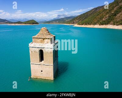 Mediano-Sumpf und Turmkirche unter Wasser getaucht. Blick vom Mediano auf die Region Sobrarbe Aragon und Peña Montañesa und das Monte Perdido-Massiv Stockfoto