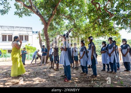 Tamil Nadu, Indien - 2021. März: Unterricht auf dem Schulhof während der Corona-Zeit Stockfoto