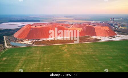 Gewinnung von Kalium, Magnesiumsalzen Mineralien. Große Baggermaschine, Berge von Alterz. Weißrussland, Soligorsk. Belaruskali Dünger Ind Stockfoto