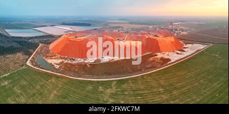 Gewinnung von Kalium, Magnesiumsalzen Mineralien. Große Baggermaschine, Berge von Alterz. Weißrussland, Soligorsk. Belaruskali Dünger Ind Stockfoto